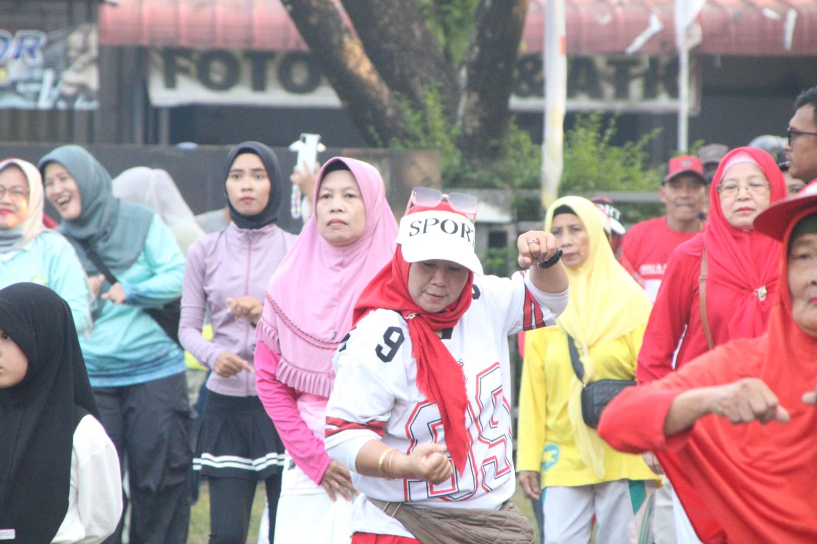 Warga Ponbar Tumpah Ruah Ikuti Jalan Sehat dan Zumba